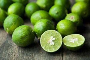 Những lợi ích sức khỏe khi uống nước chanh hàng ngày
