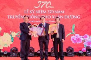 Truyền nhân Nhà thuốc Thọ Xuân Đường nhận Đĩa vàng Cống hiến từ Viện Kỷ lục Thế giới